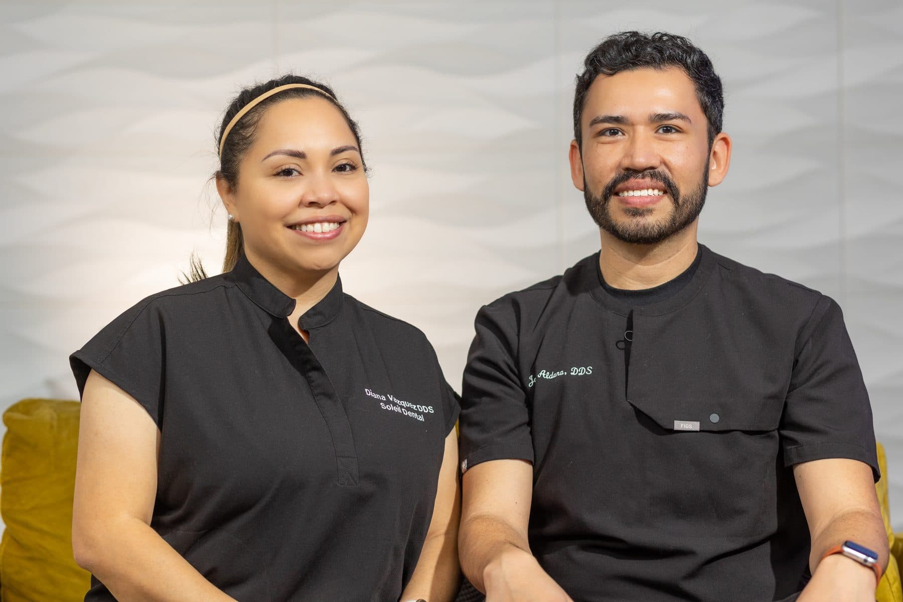 El Dr. Jose Aldana y la Dra. Diana Vazquez lado a lado con uniforme negro de Soleil