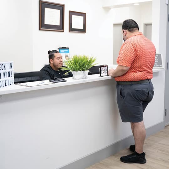 Un paciente registrándose en la recepción de Soleil